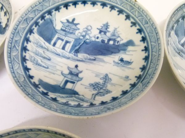 Set of six 19th Century Chinese export blue and white painted tea bowls and saucers, each - Bild 3 aus 7