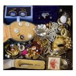 Quantity of various brooches, costume jewellery, stick pins, etc Condition: