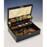 Quantity of costume jewellery in a jewellery box Condition: