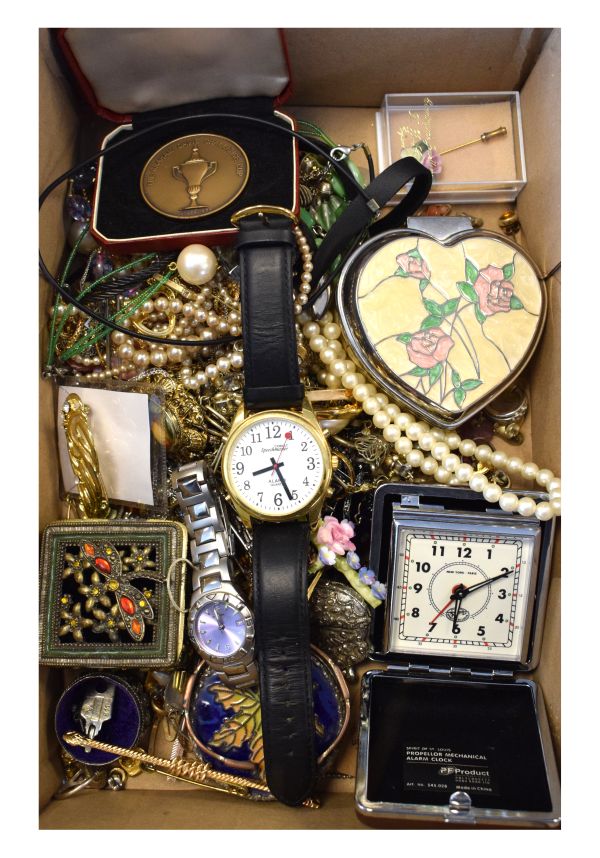Quantity of costume jewellery, wristwatches etc Condition: