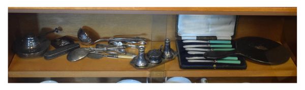 Assorted silver plated wares to include; cased set of six tea knives, three piece cruet set with