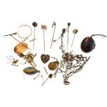 Quantity of gold and gold coloured metal jewellery etc Condition: