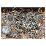 Quantity of various costume jewellery Condition: