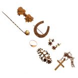 9ct gold horseshoe design brooch, 9ct gold crucifix with fine chain, a Mizpah brooch etc, 14.6g