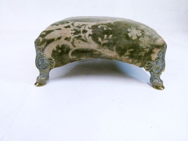 Unusual early 19th Century bronze-mounted footstool, the square stuff-over top on four cast hoof - Bild 10 aus 13