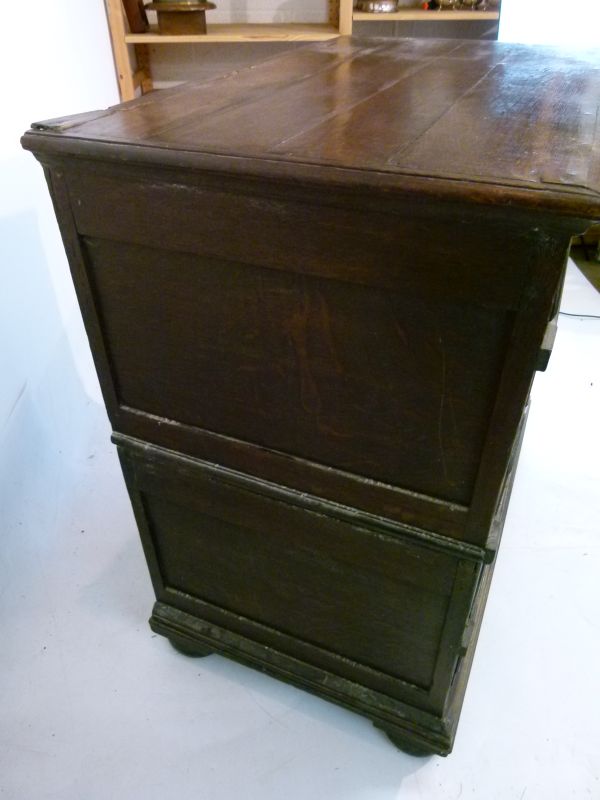 Late 17th Century oak geometric chest of drawers having a planked rectangular top with moulded - Bild 10 aus 13