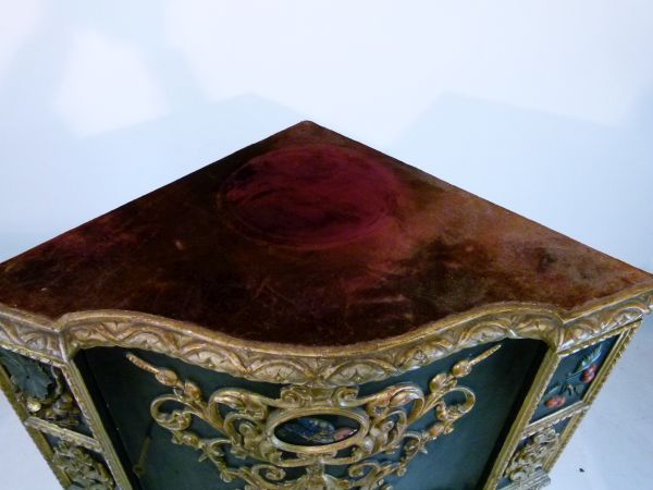 19th Century Italian ebonised, parcel gilt and pietra dura corner cabinet of serpentine-fronted - Bild 11 aus 14