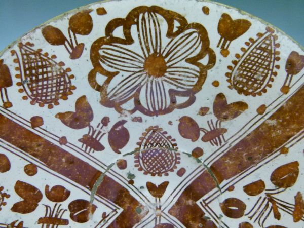 Small Spanish tin glazed lustred dish, circa 1500 decorated with formal flower buds in four - Bild 4 aus 7