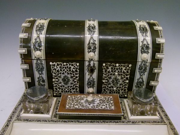 19th Century Indian ivory and horn desk stand, having a dome top stationery box opening to reveal - Bild 3 aus 10