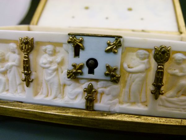 Ormolu mounted carved ivory casket, probably Cingalo-Portugese, the panels decorated with Biblical - Bild 13 aus 13