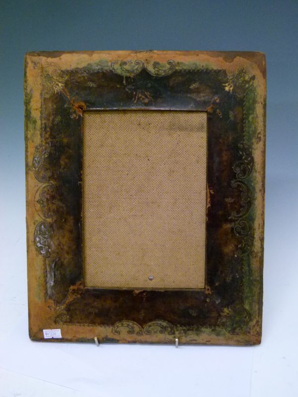 Late 19th Century ormolu and tooled leather picture frame, the ormolu inner decorated with cast - Bild 4 aus 8