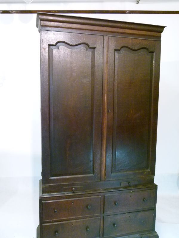 George III oak linen press, the upper stage with moulded cornice and arch-panelled doors enclosing - Bild 2 aus 13