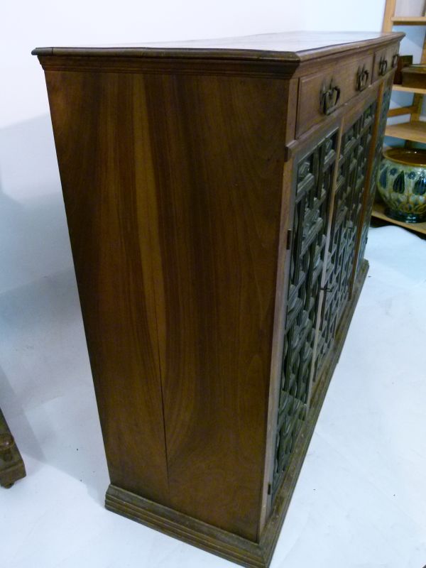 19th Century Continental carved walnut side cabinet, the moulded rectangular top over two frieze - Bild 7 aus 14