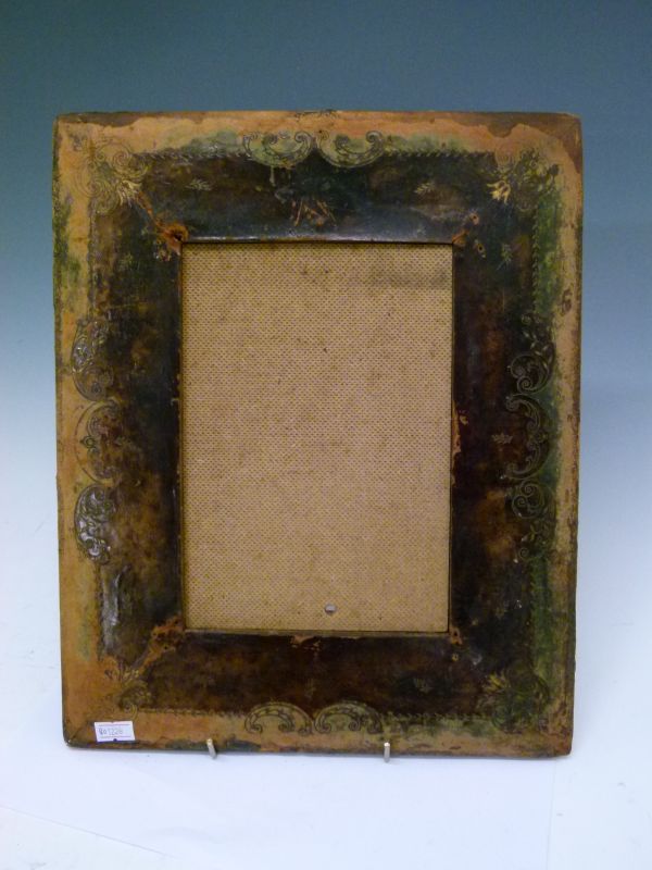 Late 19th Century ormolu and tooled leather picture frame, the ormolu inner decorated with cast - Bild 3 aus 8