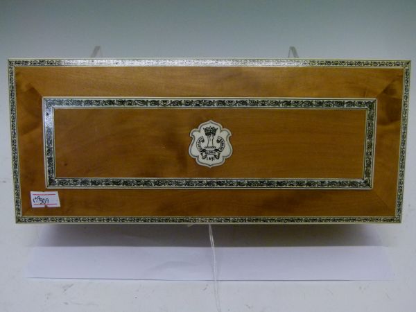 Early 20th Century Indian ivory inlaid satinwood card box, the cover inlaid with the crest of the - Bild 3 aus 13