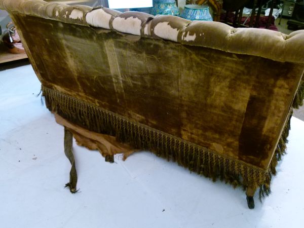 19th Century stumpwork-decorated two seater sofa or settee, the deep-buttoned top rail and arms - Bild 9 aus 12