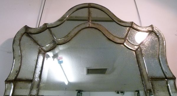 Pair of 20th Century Italian (probably Venetian) wall mirrors, each having arched shallow-bevelled - Bild 3 aus 9