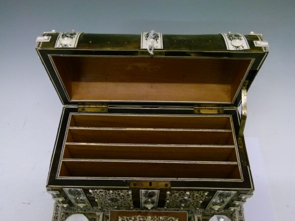 19th Century Indian ivory and horn desk stand, having a dome top stationery box opening to reveal - Bild 8 aus 10