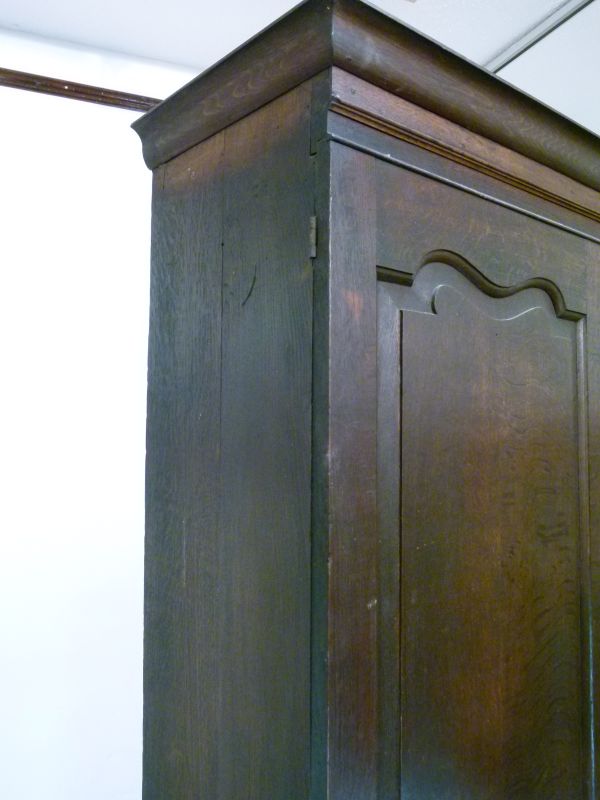 George III oak linen press, the upper stage with moulded cornice and arch-panelled doors enclosing - Bild 12 aus 13