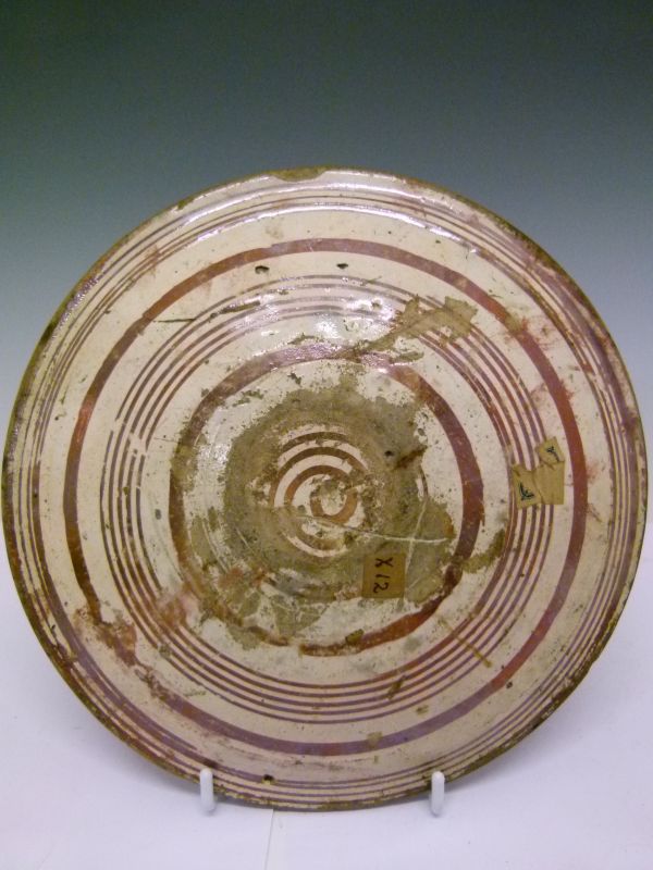 Small Spanish tin glazed lustred dish, circa 1500 decorated with formal flower buds in four - Bild 6 aus 7