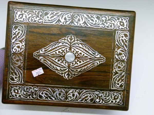 Victorian mother-of-pearl inlaid rosewood sewing box, the hinged cover opening to reveal a fitted - Bild 3 aus 10