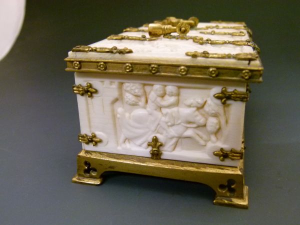 Ormolu mounted carved ivory casket, probably Cingalo-Portugese, the panels decorated with Biblical - Bild 11 aus 13