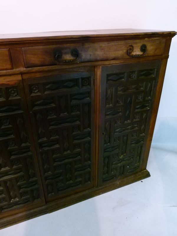 19th Century Continental carved walnut side cabinet, the moulded rectangular top over two frieze - Bild 3 aus 14