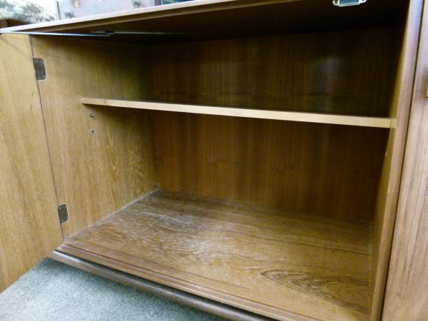 Modern Design - IB Kofod Larsen - G Plan - a large 1960s teak sideboard having five graduated - Bild 10 aus 11