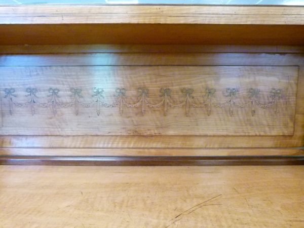 Late 19th Century inlaid satinwood credenza or side cabinet, the superstructure having urn - Bild 8 aus 13