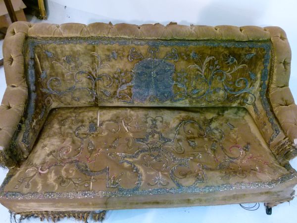 19th Century stumpwork-decorated two seater sofa or settee, the deep-buttoned top rail and arms - Bild 6 aus 12