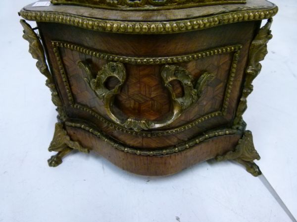 Late 19th Century French rosewood and parquetry jardinière, of serpentine form with pierced gilt - Bild 6 aus 10