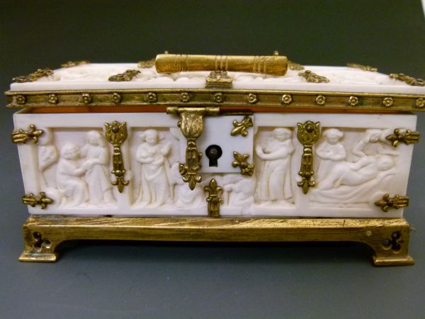 Ormolu mounted carved ivory casket, probably Cingalo-Portugese, the panels decorated with Biblical - Bild 6 aus 13