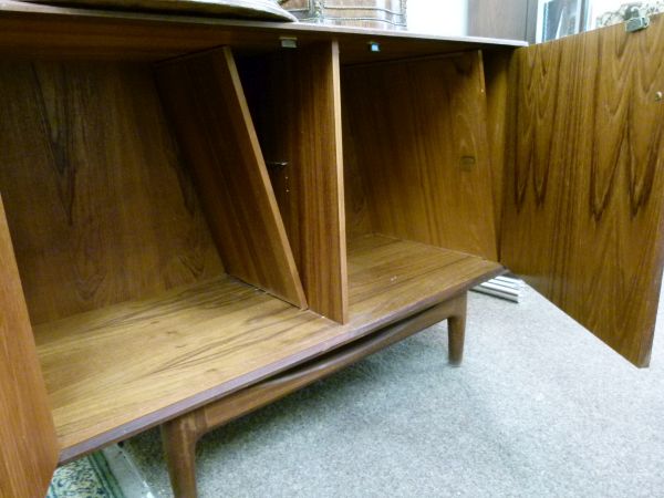 Modern Design - IB Kofod Larsen - G Plan - a large 1960s teak side cabinet having a pair of - Bild 8 aus 10
