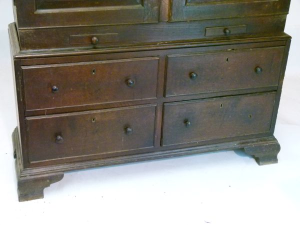 George III oak linen press, the upper stage with moulded cornice and arch-panelled doors enclosing - Bild 6 aus 13