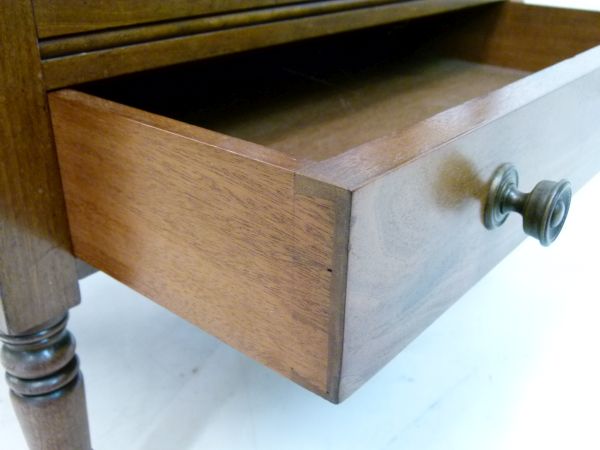 Mahogany three-division canterbury of slatted form over drawer, the blocked and turned uprights - Bild 9 aus 11