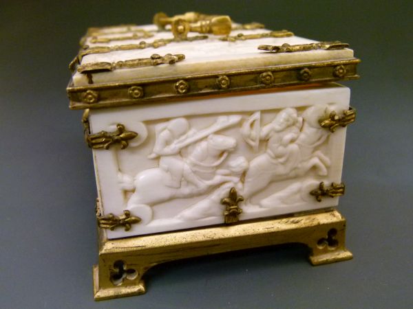 Ormolu mounted carved ivory casket, probably Cingalo-Portugese, the panels decorated with Biblical - Bild 7 aus 13