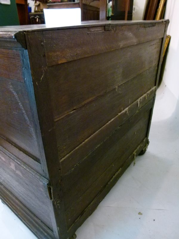 Late 17th Century oak geometric chest of drawers having a planked rectangular top with moulded - Bild 12 aus 13