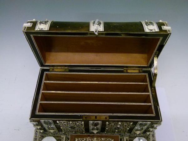 19th Century Indian ivory and horn desk stand, having a dome top stationery box opening to reveal - Bild 7 aus 10