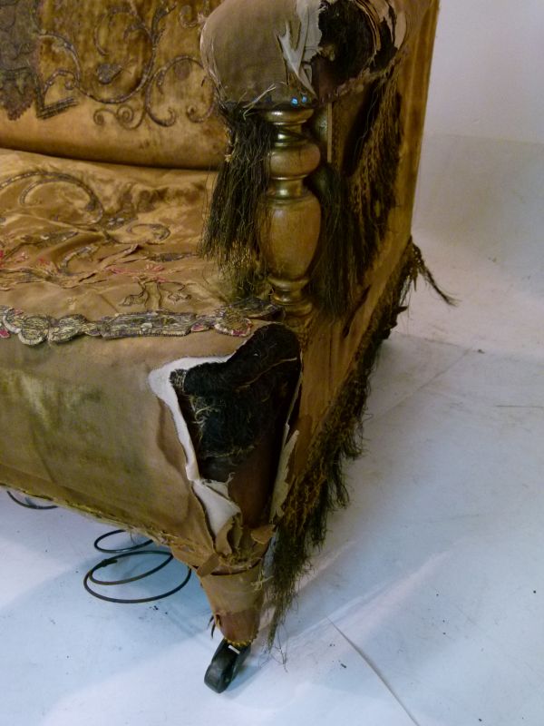 19th Century stumpwork-decorated two seater sofa or settee, the deep-buttoned top rail and arms - Bild 8 aus 12