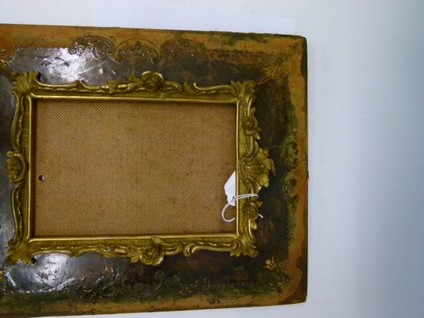 Late 19th Century ormolu and tooled leather picture frame, the ormolu inner decorated with cast - Bild 5 aus 8