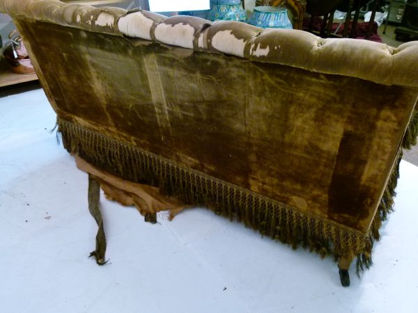 19th Century stumpwork-decorated two seater sofa or settee, the deep-buttoned top rail and arms - Bild 10 aus 12