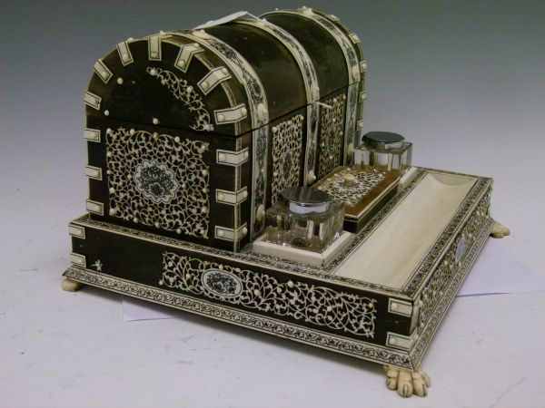 19th Century Indian ivory and horn desk stand, having a dome top stationery box opening to reveal - Bild 9 aus 10