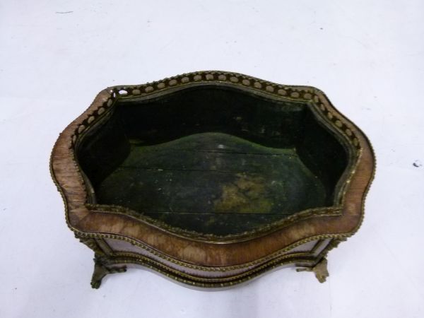 Late 19th Century French rosewood and parquetry jardinière, of serpentine form with pierced gilt - Bild 8 aus 10