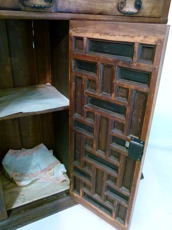 19th Century Continental carved walnut side cabinet, the moulded rectangular top over two frieze - Bild 13 aus 14