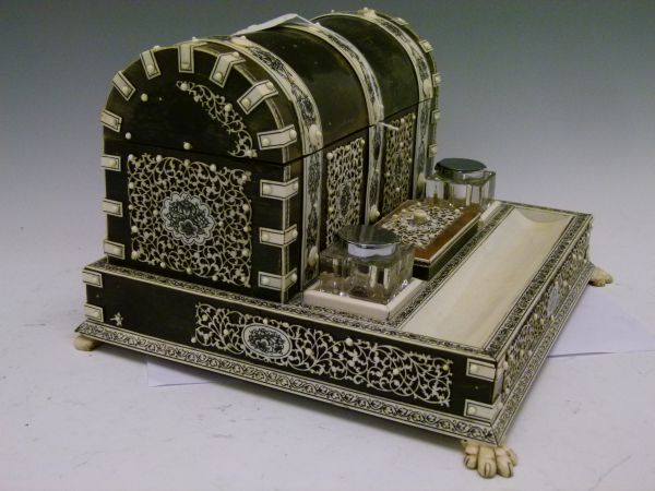 19th Century Indian ivory and horn desk stand, having a dome top stationery box opening to reveal - Bild 10 aus 10