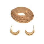 Ola Gorie - 9ct gold brooch of oval textured form, together with a pair of matching ear studs, 11.4g