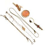 Assorted gold and yellow metal jewellery to include; cameo brooch, garnet-set bar brooch, 18ct