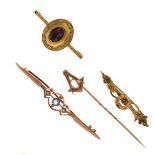 Group of gold and yellow metal jewellery to include; amethyst-set bar brooch, aquamarine-set bar