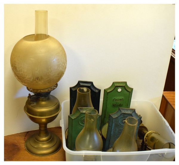 Vintage brass paraffin lamp, together with five further wall-mounting oil lamps (6)
