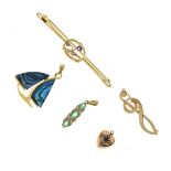 Assorted gold and yellow metal jewellery to include; an amethyst-set bar brooch, emerald-set